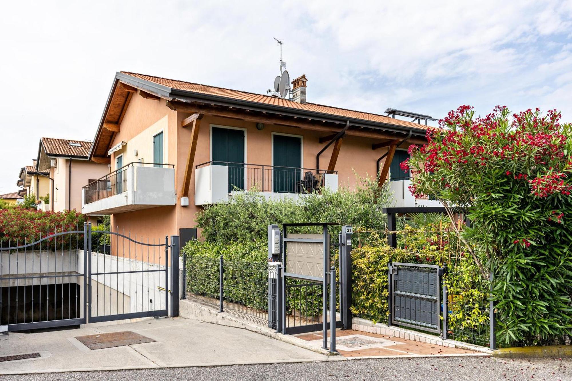 Bluemoon -Luminoso Apt Con Piscina Lazise Exterior foto